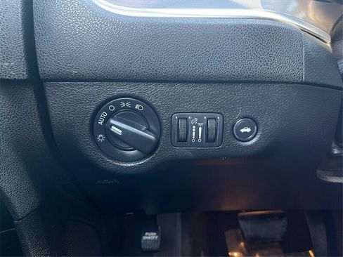 Used 2019 Dodge Charger SXT w/ Leather Interior Group image 17