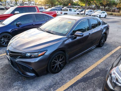 Used 2021 Toyota Camry SE image 3