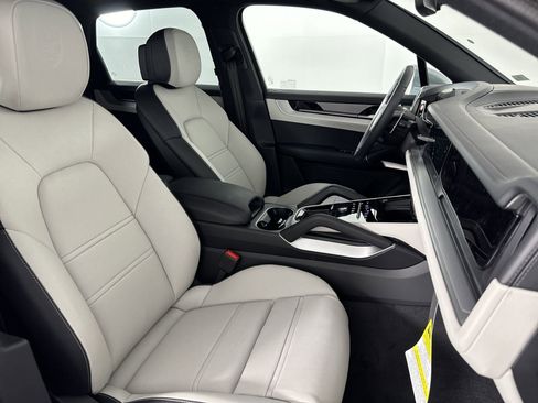 Certified 2025 Porsche Cayenne image 29