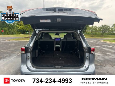 Used 2023 Toyota Highlander XLE AWD/4WD image 12