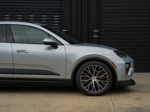 Certified 2025 Porsche Macan Electric image 15