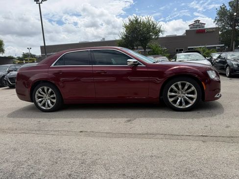 Used 2018 Chrysler 300 Touring w/ Chrome Appearance Package RWD image 5