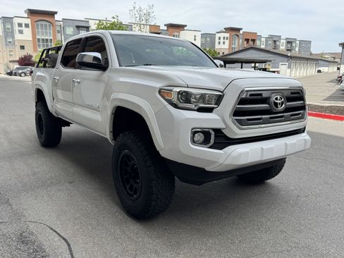 Used 2017 Toyota Tacoma Limited w/ Tow Package AWD/4WD image 11