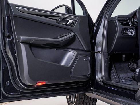 Certified 2025 Porsche Macan image 25