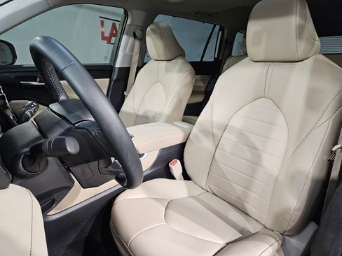 Used 2023 Toyota Highlander XLE FWD image 24