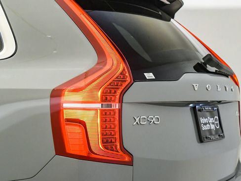 Certified 2025 Volvo XC90 B5 Core w/ Climate Package AWD/4WD image 12