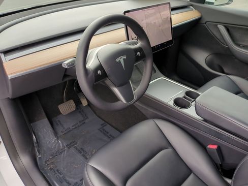 Used 2021 Tesla Model Y Long Range image 12