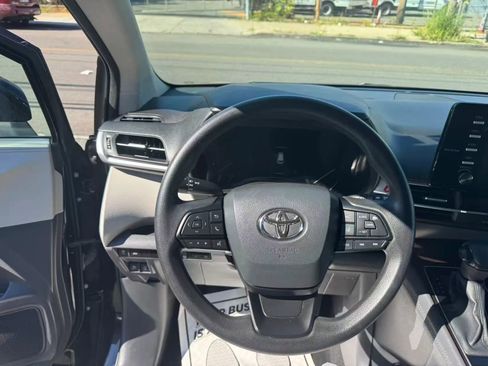 Used 2024 Toyota Sienna LE image 18
