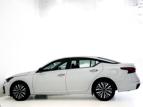 Used 2025 Nissan Altima 2.5 SV FWD image 5