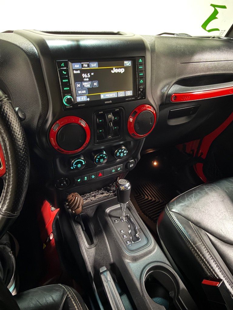 Used 2015 Jeep Wrangler Unlimited Rubicon w/ Connectivity Group AWD/4WD image 13