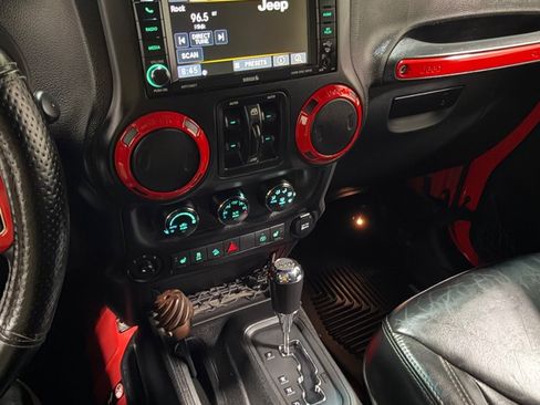 Used 2015 Jeep Wrangler Unlimited Rubicon w/ Connectivity Group AWD/4WD image 13