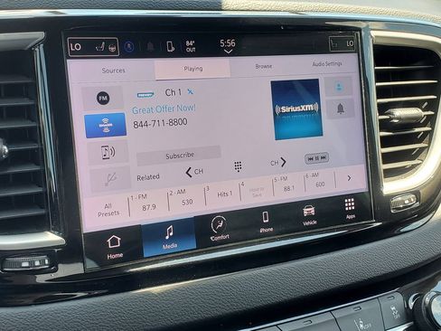 Used 2023 Chrysler Pacifica Touring-L FWD image 5