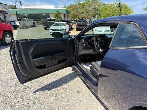 Used 2014 Dodge Challenger SXT RWD image 13