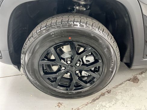 New 2025 Jeep Grand Cherokee L Laredo image 25