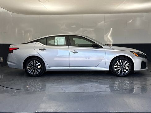 Used 2024 Nissan Altima 2.5 SV image 2