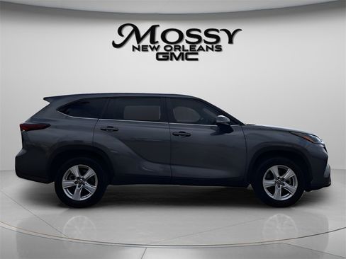 Used 2024 Toyota Highlander LE image 4