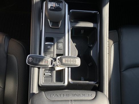 Used 2024 Nissan Pathfinder SL FWD image 15
