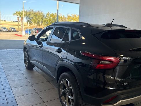 Used 2024 Chevrolet Trax LT w/ Driver Confidence Package image 5