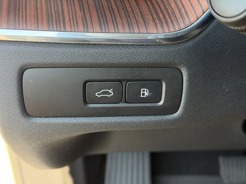 Certified 2024 Volvo XC60 T8 Ultimate w/ Protection Package Premier AWD/4WD image 39