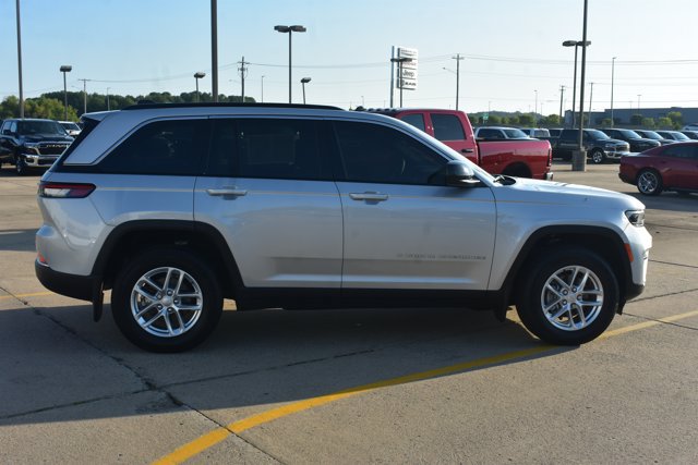 Used 2025 Jeep Grand Cherokee Laredo RWD image 4