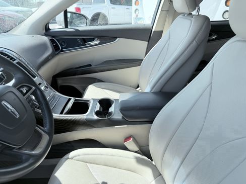 Used 2019 Lincoln Nautilus Reserve FWD image 2