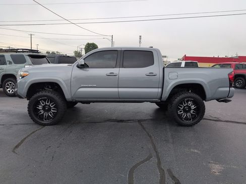 Used 2018 Toyota Tacoma TRD Sport AWD/4WD image 2