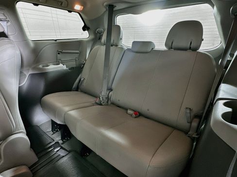 Used 2016 Toyota Sienna XLE w/ XLE Navigation Package FWD image 28