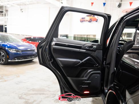 Used 2017 Porsche Cayenne Platinum Edition w/ Premium Package (PJV) image 45