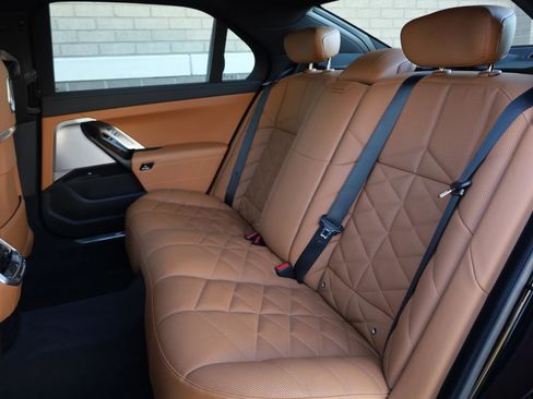 Used 2024 BMW 740i w/ Premium Package 2 image 21