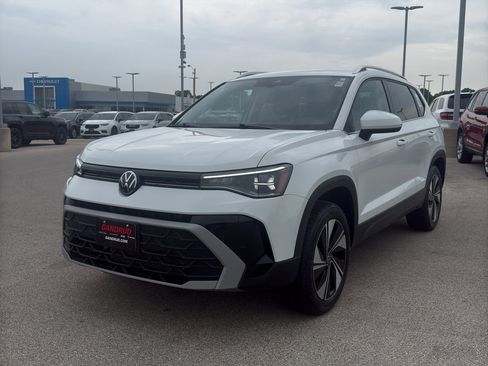 Used 2025 Volkswagen Taos SE AWD/4WD image 2