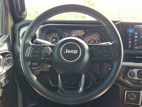 Used 2025 Jeep Gladiator Sport AWD/4WD image 17