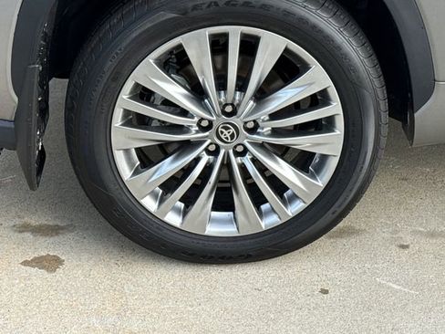 New 2026 Toyota Highlander Platinum AWD/4WD image 9