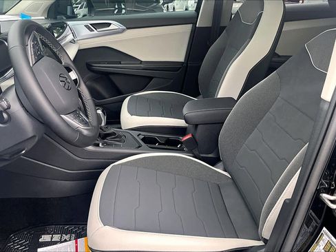 New 2026 Volkswagen Taos SE FWD image 9