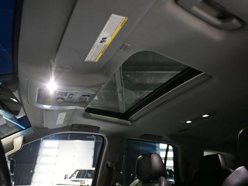 Used 2018 Cadillac Escalade Luxury AWD/4WD image 17
