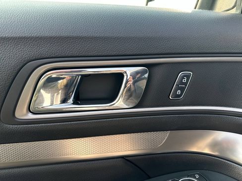Used 2018 Ford Explorer XLT AWD/4WD image 19