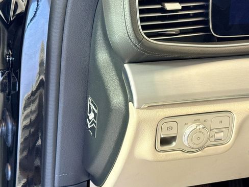 Used 2025 Mercedes-Benz GLS 450 4MATIC image 10
