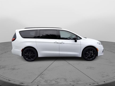 New 2026 Chrysler Pacifica Limited w/ S Appearance Package image 11