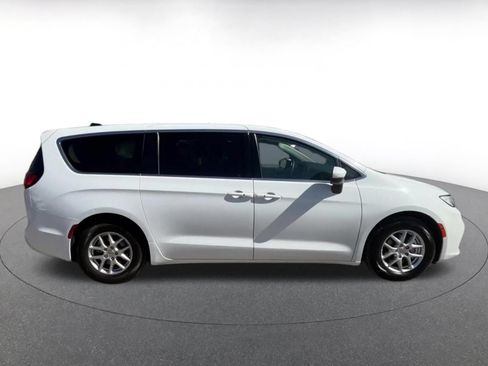 Used 2023 Chrysler Pacifica Touring-L FWD image 16