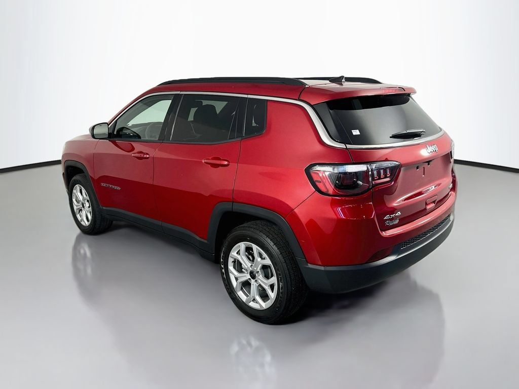 Used 2025 Jeep Compass Latitude w/ Sun & Sound Group AWD/4WD image 5
