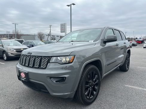 Used 2022 Jeep Grand Cherokee Laredo X image 2