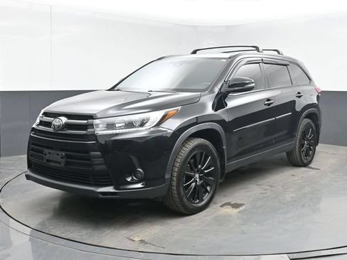 Used 2019 Toyota Highlander SE w/ Nightshade Edition FWD image 5