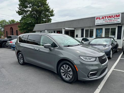Used 2022 Chrysler Pacifica Touring-L w/ Uconnect Theater Family Group FWD image 1