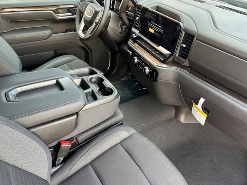 New 2025 GMC Sierra 1500 Elevation image 16