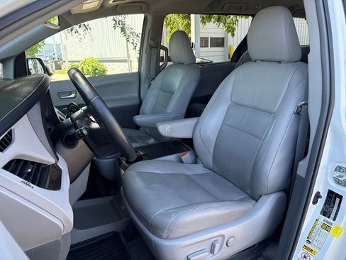 Used 2017 Toyota Sienna XLE Premium FWD image 14