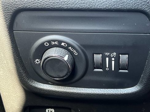 Used 2023 Jeep Grand Cherokee Laredo w/ Luxury Tech Group I AWD/4WD image 23