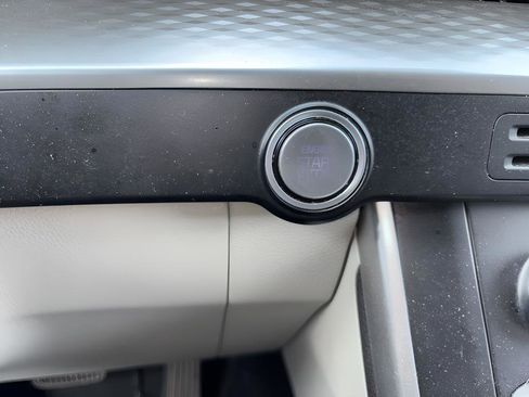 Used 2024 Kia Carnival LX image 21