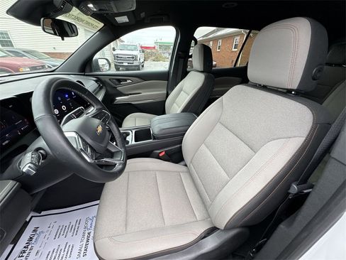 Used 2025 Chevrolet Traverse LT image 11