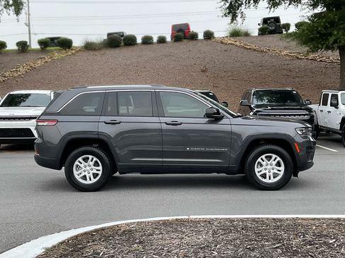 Used 2022 Jeep Grand Cherokee Laredo w/ Luxury Tech Group I RWD image 6