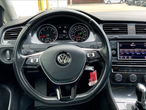Used 2019 Volkswagen Golf SE image 5