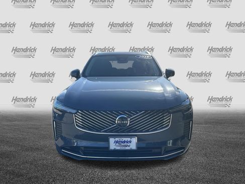 Certified 2025 Volvo XC90 B6 Plus image 3